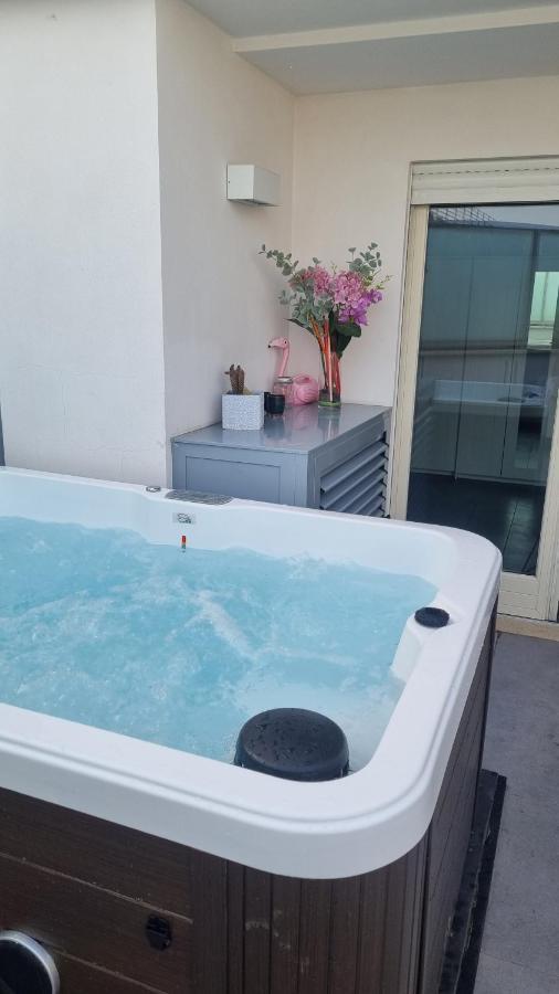 Penthouse 40 In Trastevere With Seasonally Jacuzzi 罗马 外观 照片